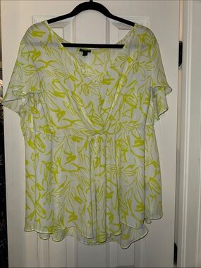 torrid White V-Neck Flutter Sleeve Tie-Front Blouse with Lime Brushstroke Print